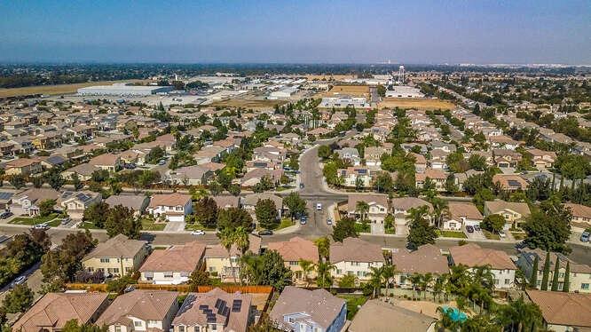 Detail Gallery Image 42 of 70 For 100 Wisteria Ln, Tracy,  CA 95377 - 5 Beds | 3 Baths