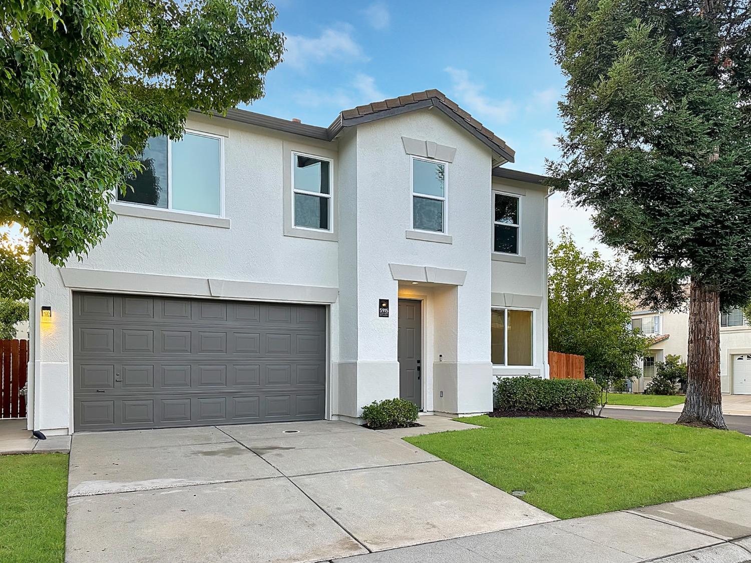 Detail Gallery Image 1 of 30 For 5915 Deepdale Way, Elk Grove,  CA 95758 - 4 Beds | 2/1 Baths