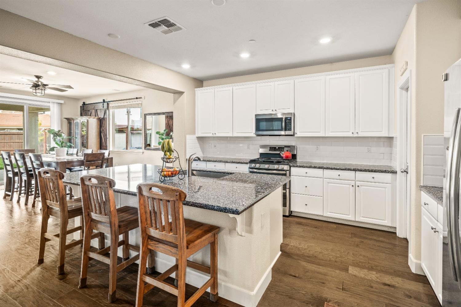 Detail Gallery Image 14 of 60 For 9369 Emory Ct, Sacramento,  CA 95829 - 5 Beds | 3/1 Baths