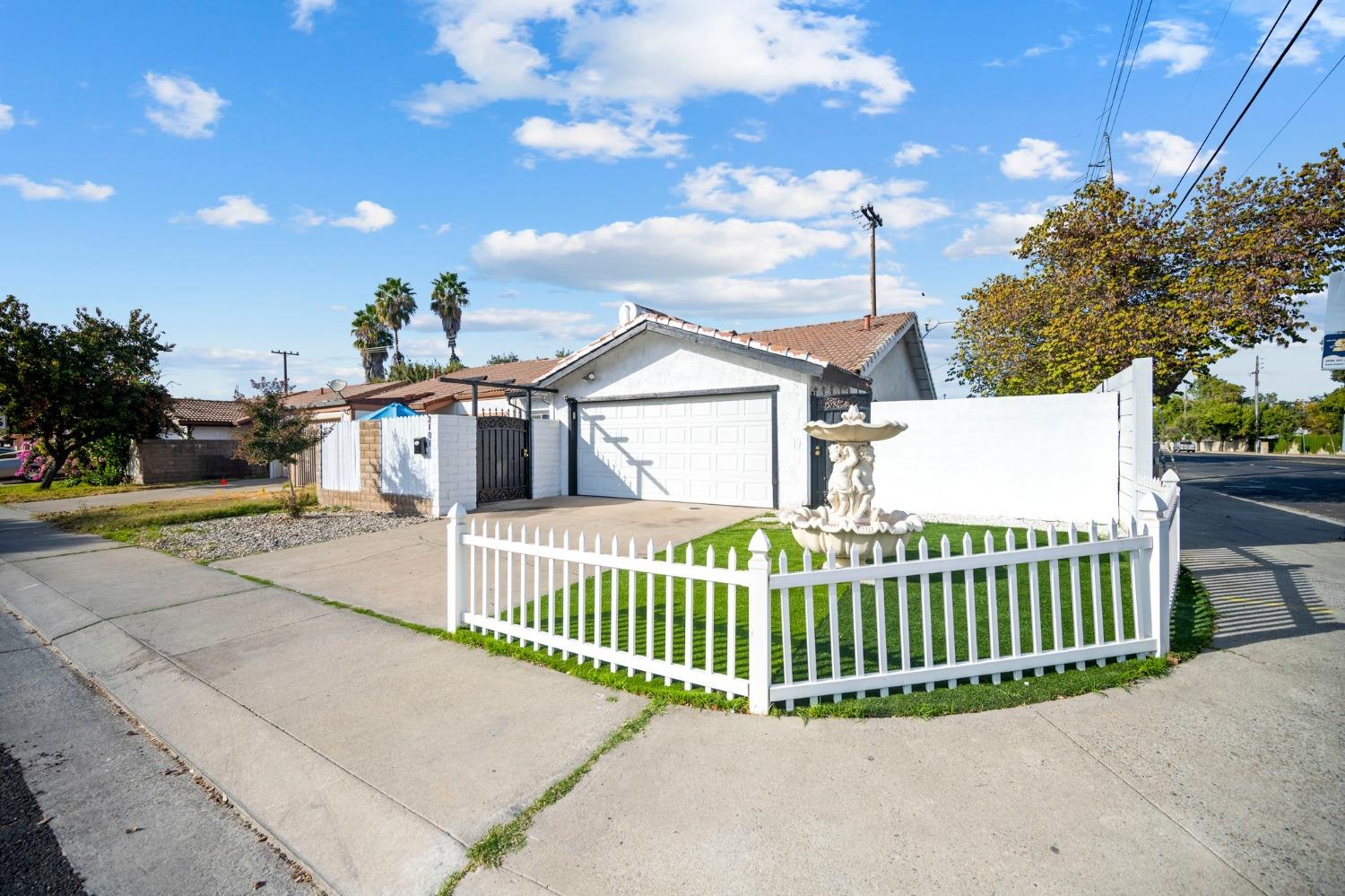 Detail Gallery Image 1 of 22 For 2101 Sharon Way, Modesto,  CA 95350 - 2 Beds | 2 Baths