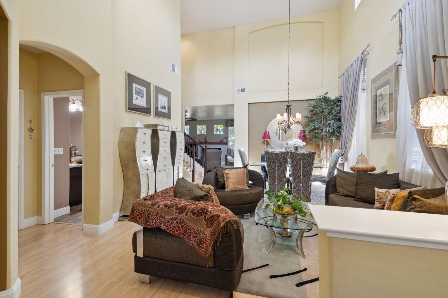 Detail Gallery Image 7 of 31 For 27 Drawbridge Ct, Sacramento,  CA 95833 - 4 Beds | 2/1 Baths