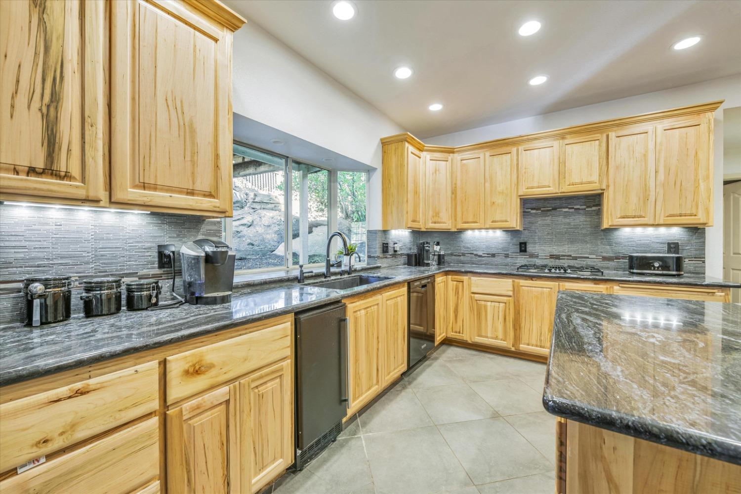 Detail Gallery Image 18 of 55 For 102 Woodview Ct, Folsom,  CA 95630 - 5 Beds | 3/1 Baths