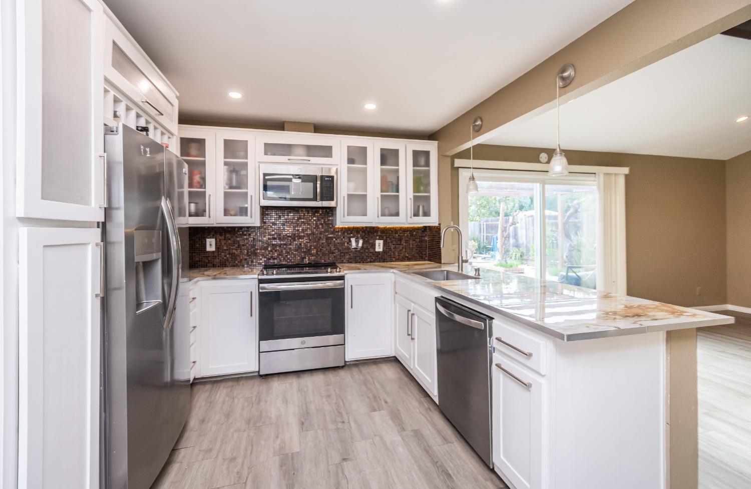 Detail Gallery Image 13 of 50 For 9275 Medallion Way, Sacramento,  CA 95826 - 3 Beds | 2 Baths