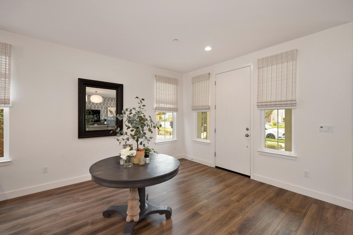 Detail Gallery Image 6 of 37 For 3273 Crocker Dr, Sacramento,  CA 95818 - 3 Beds | 2/1 Baths