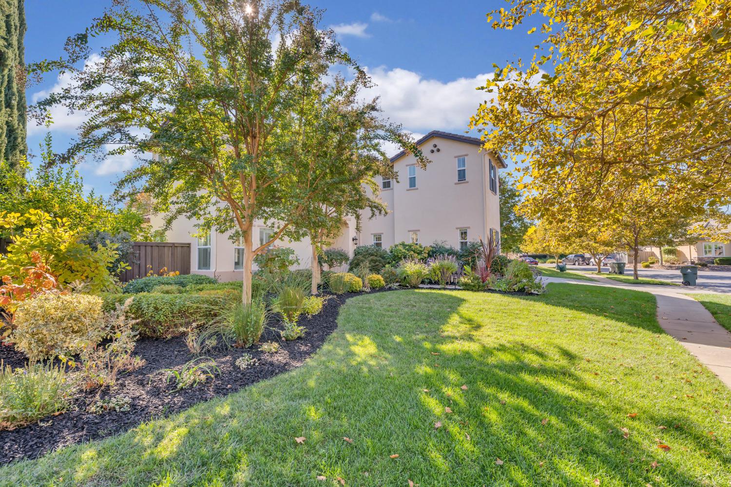 Detail Gallery Image 2 of 74 For 9350 Eagle Springs Pl, Roseville,  CA 95747 - 6 Beds | 4 Baths