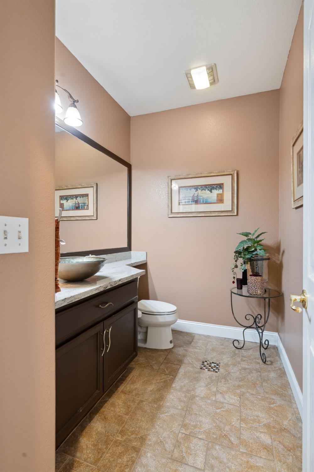 Detail Gallery Image 27 of 31 For 27 Drawbridge Ct, Sacramento,  CA 95833 - 4 Beds | 2/1 Baths