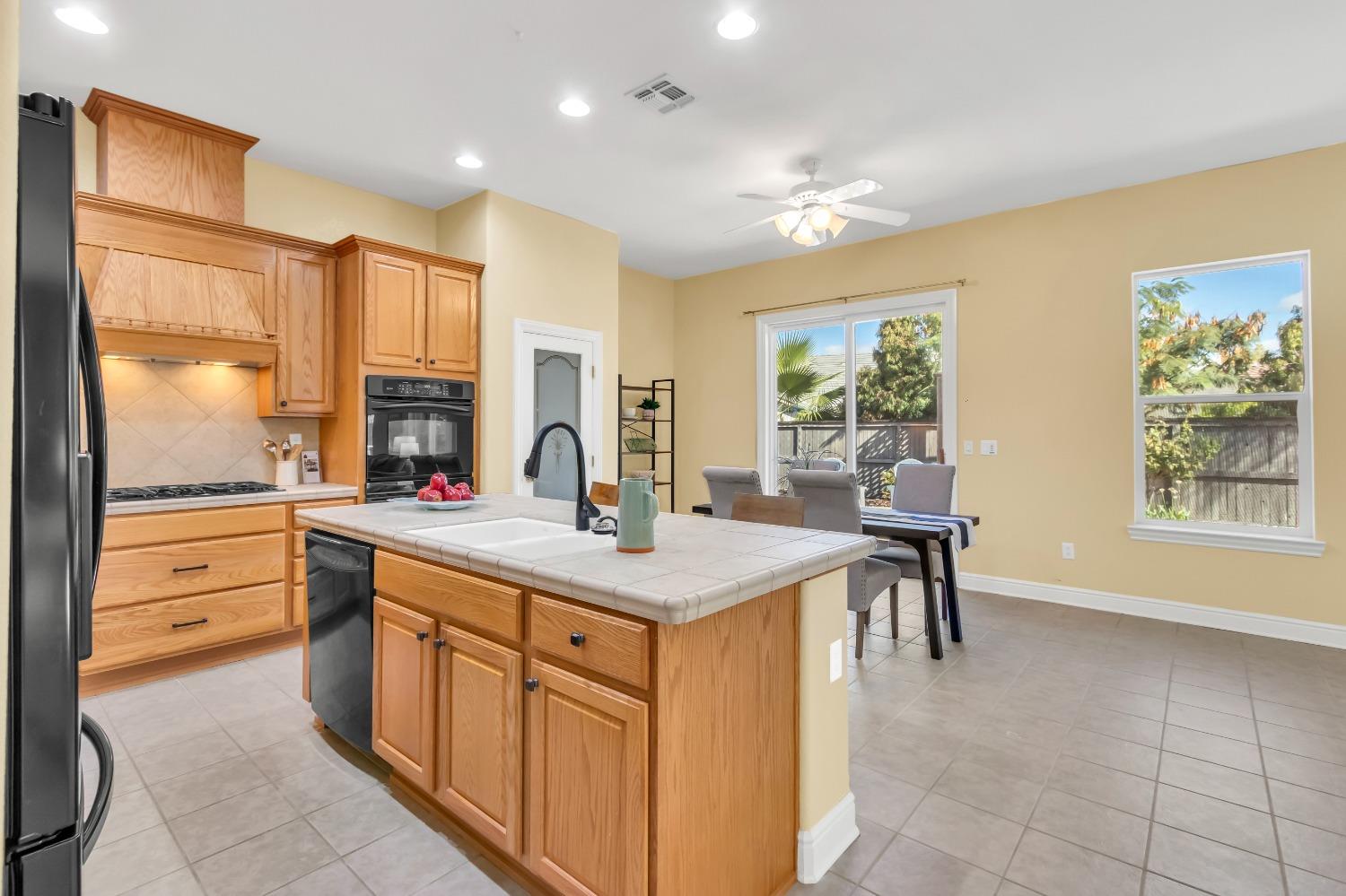 Detail Gallery Image 12 of 44 For 5568 Dunlay Dr, Sacramento,  CA 95835 - 4 Beds | 2/1 Baths