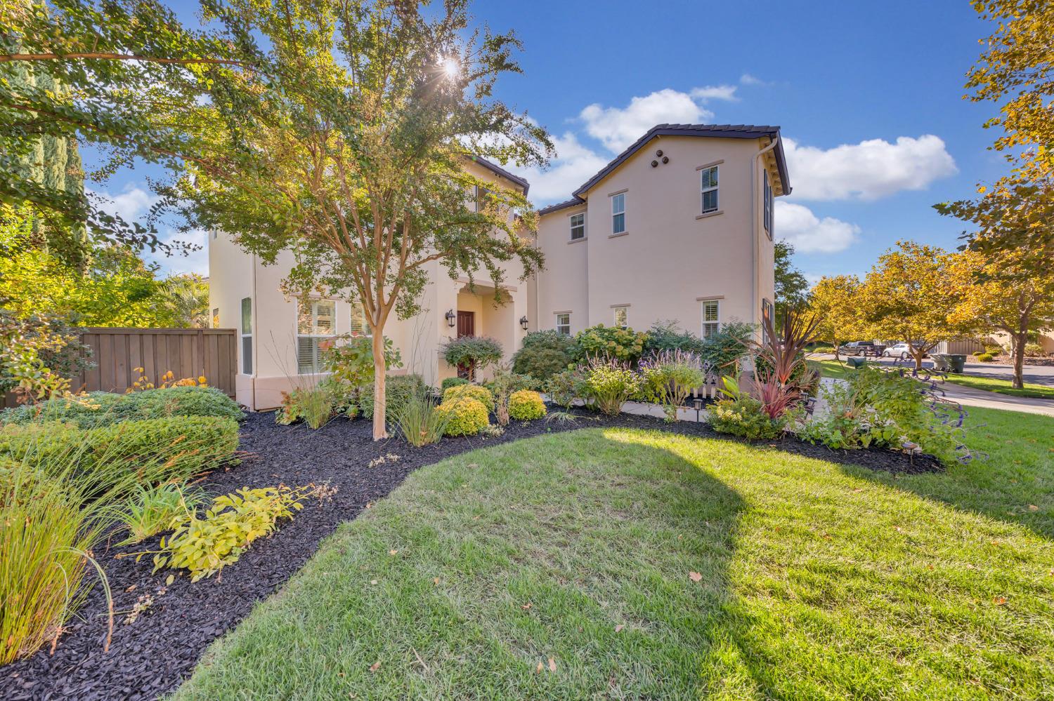 Detail Gallery Image 4 of 74 For 9350 Eagle Springs Pl, Roseville,  CA 95747 - 6 Beds | 4 Baths