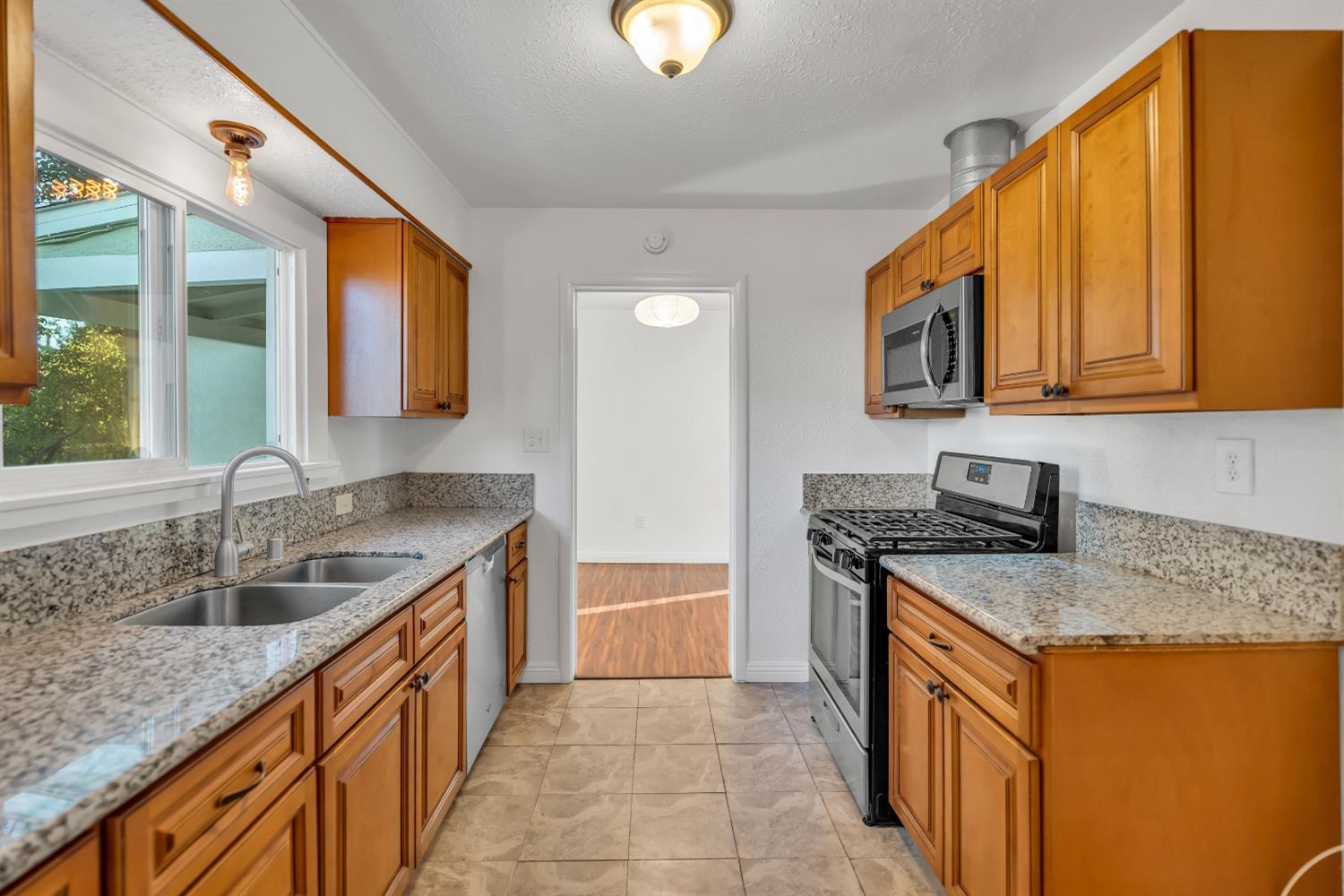 Detail Gallery Image 12 of 44 For 4121 47th St, Sacramento,  CA 95820 - 3 Beds | 1 Baths