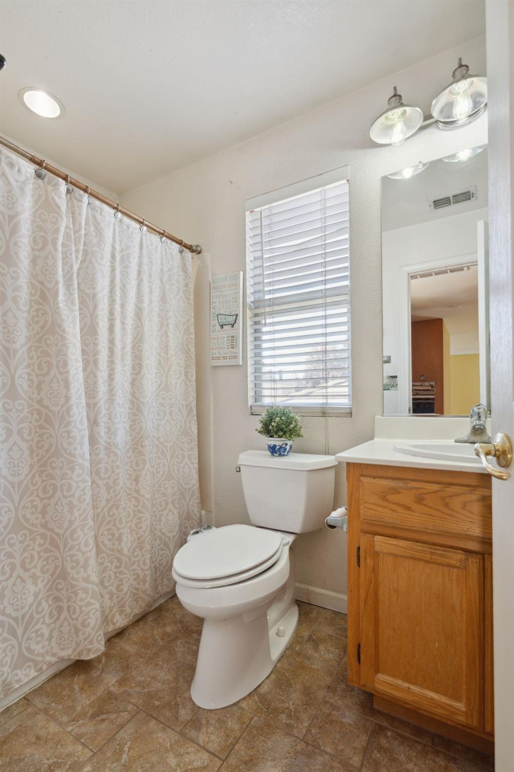 Detail Gallery Image 26 of 31 For 27 Drawbridge Ct, Sacramento,  CA 95833 - 4 Beds | 2/1 Baths