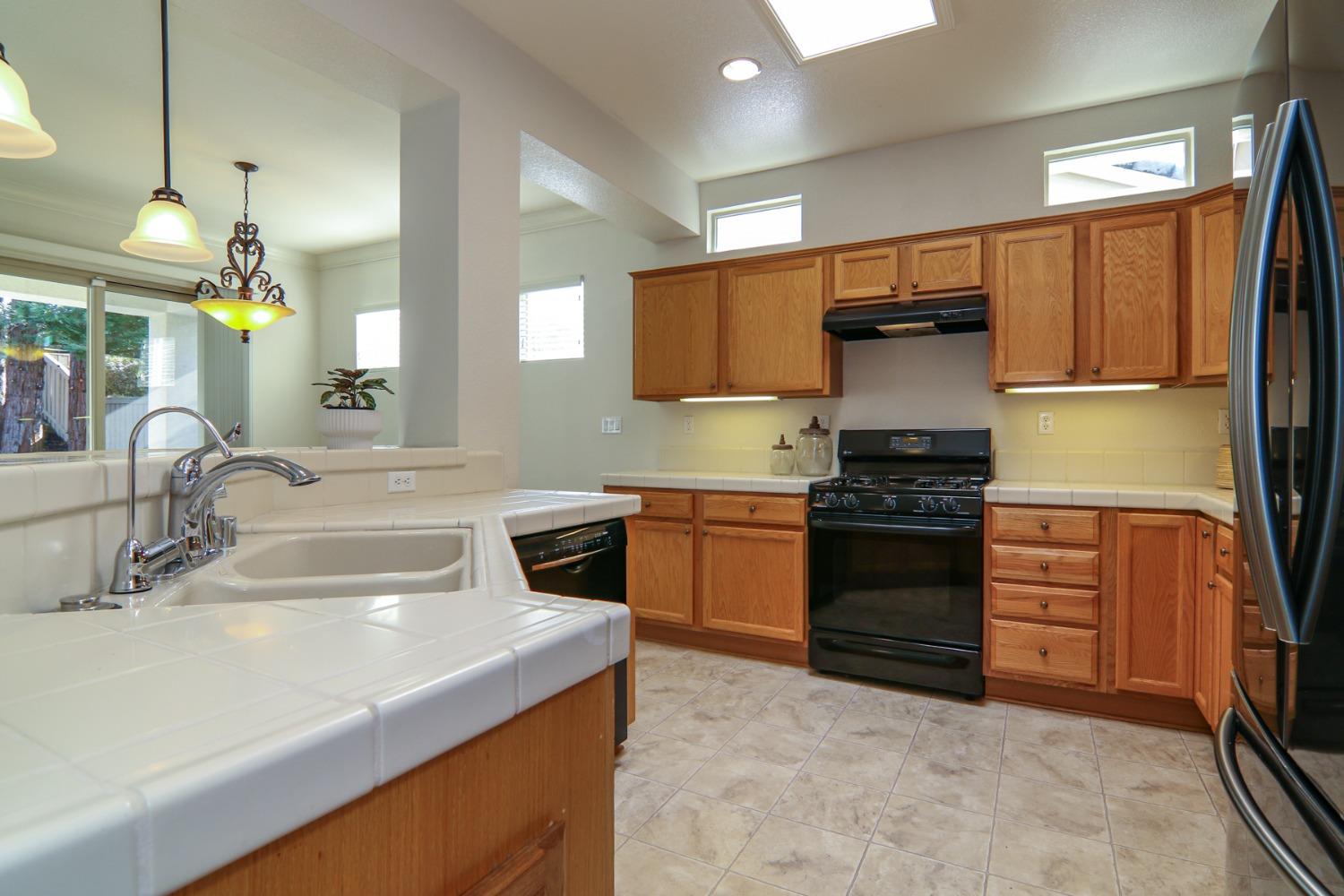 Detail Gallery Image 11 of 46 For 1375 Tahoma Ln, Lincoln,  CA 95648 - 2 Beds | 2 Baths