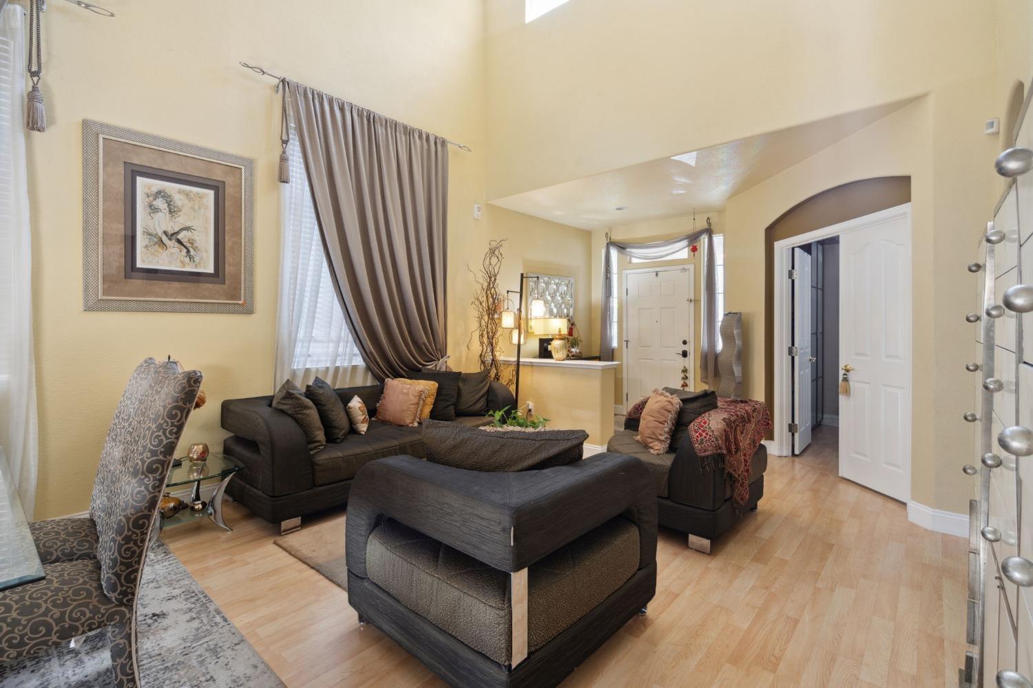 Detail Gallery Image 6 of 31 For 27 Drawbridge Ct, Sacramento,  CA 95833 - 4 Beds | 2/1 Baths