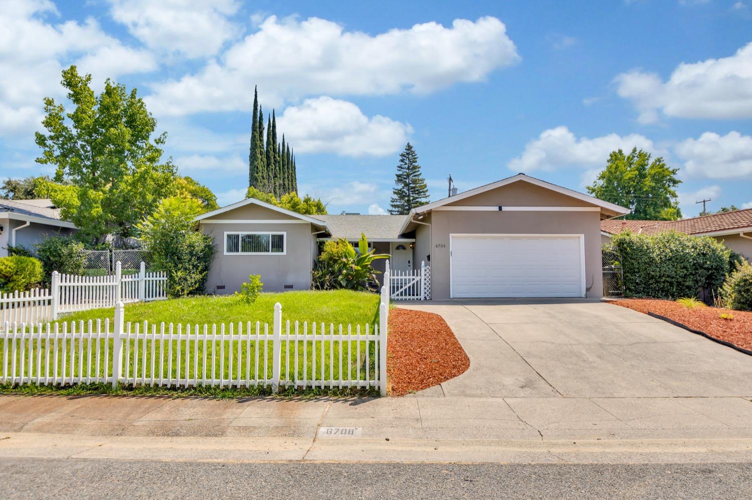 Detail Gallery Image 2 of 51 For 6708 Woodmore Oaks, Orangevale,  CA 95662 - 4 Beds | 2 Baths