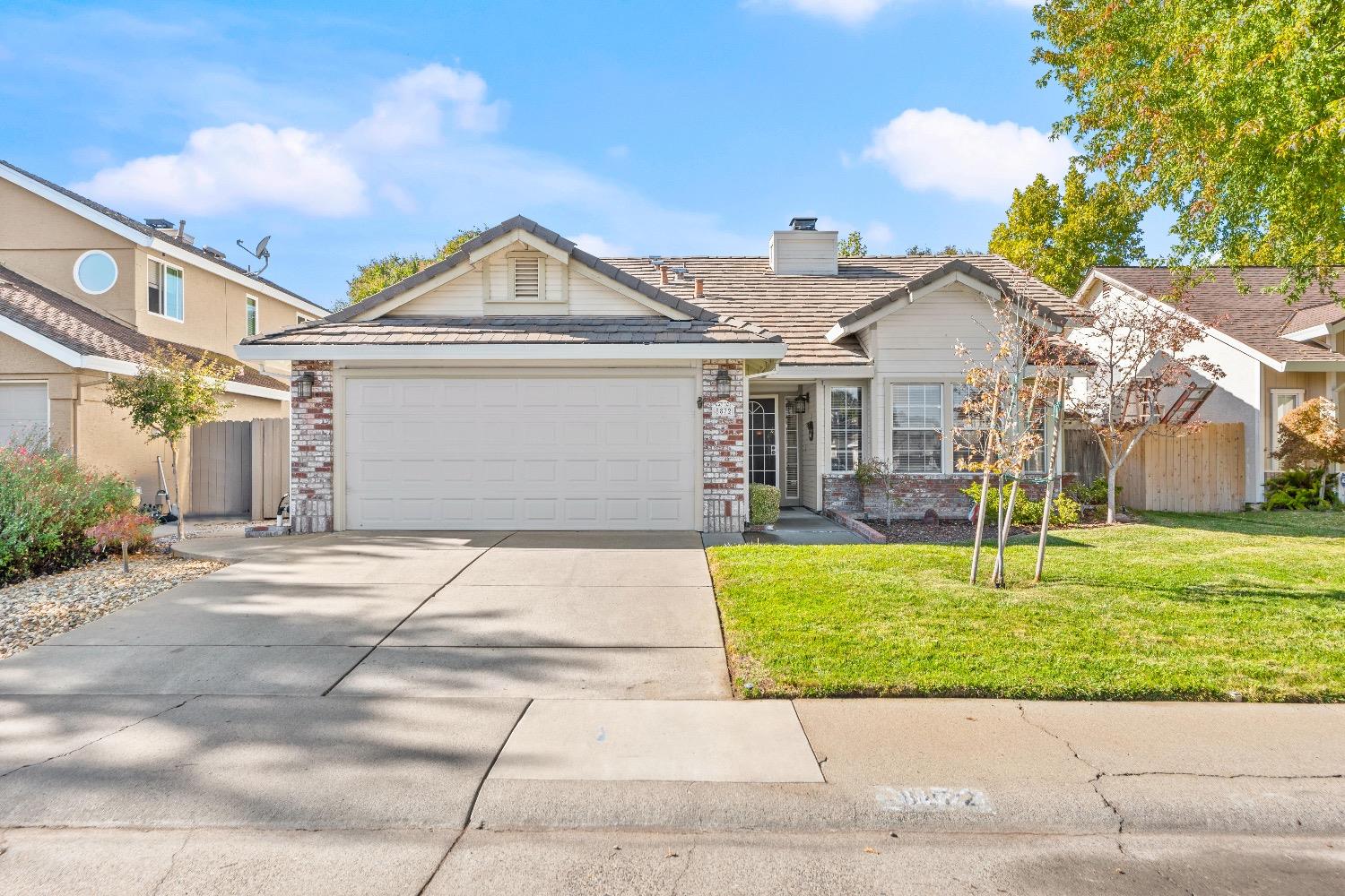 Detail Gallery Image 1 of 39 For 8872 Hiddenspring Way, Elk Grove,  CA 95758 - 3 Beds | 2 Baths