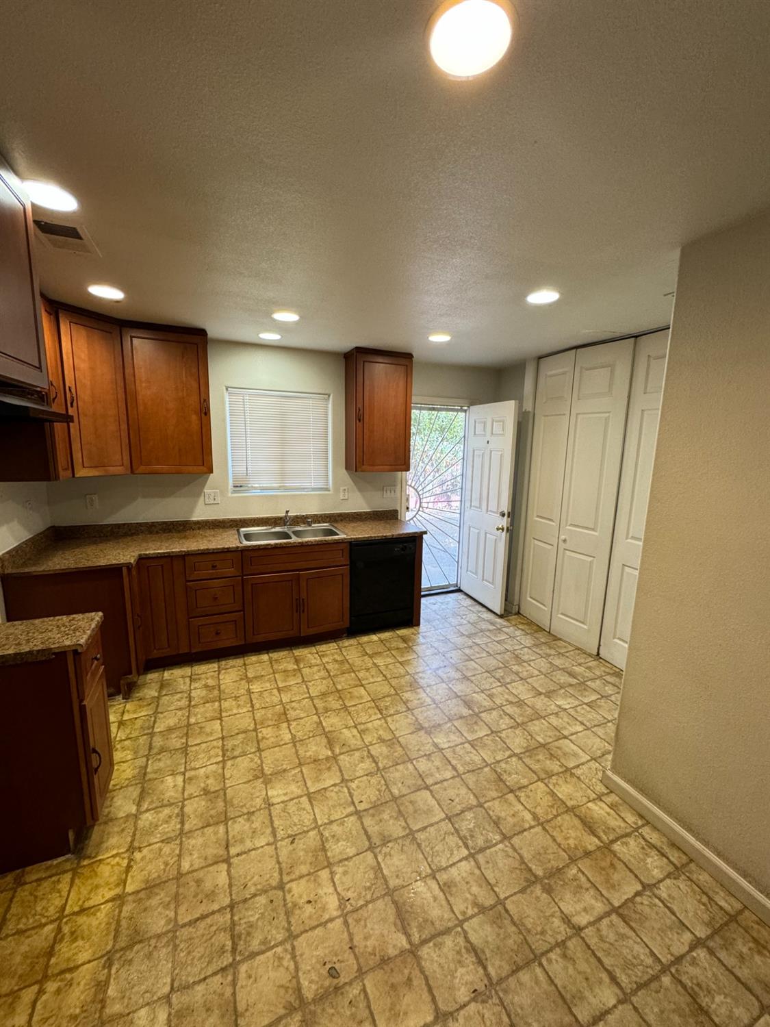 Detail Gallery Image 5 of 10 For 1226 Boulder Ave, Modesto,  CA 95351 - 3 Beds | 1 Baths