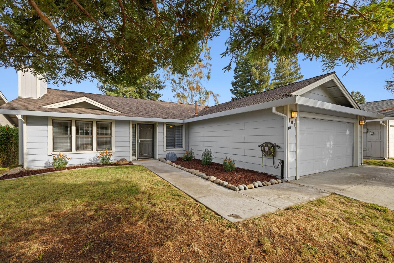 Detail Gallery Image 4 of 44 For 104 Blue Water Cir, Sacramento,  CA 95831 - 3 Beds | 2 Baths