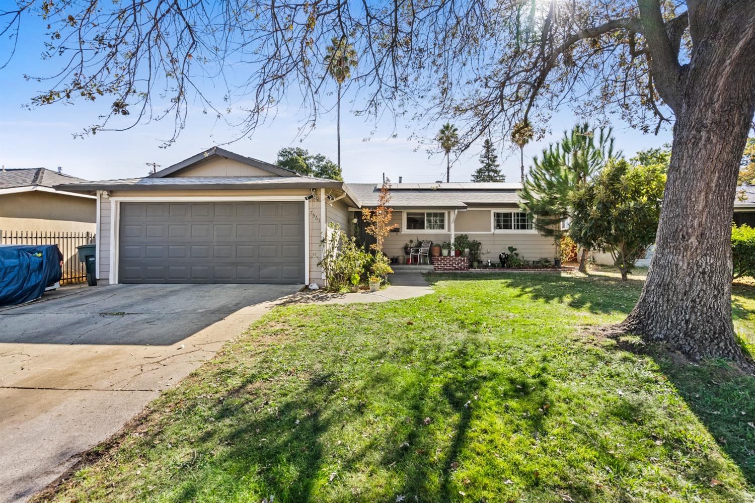 Detail Gallery Image 1 of 39 For 7561 Titian Pkwy, Sacramento,  CA 95823 - 4 Beds | 2 Baths