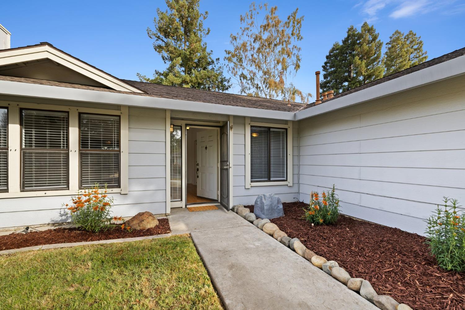 Detail Gallery Image 5 of 44 For 104 Blue Water Cir, Sacramento,  CA 95831 - 3 Beds | 2 Baths