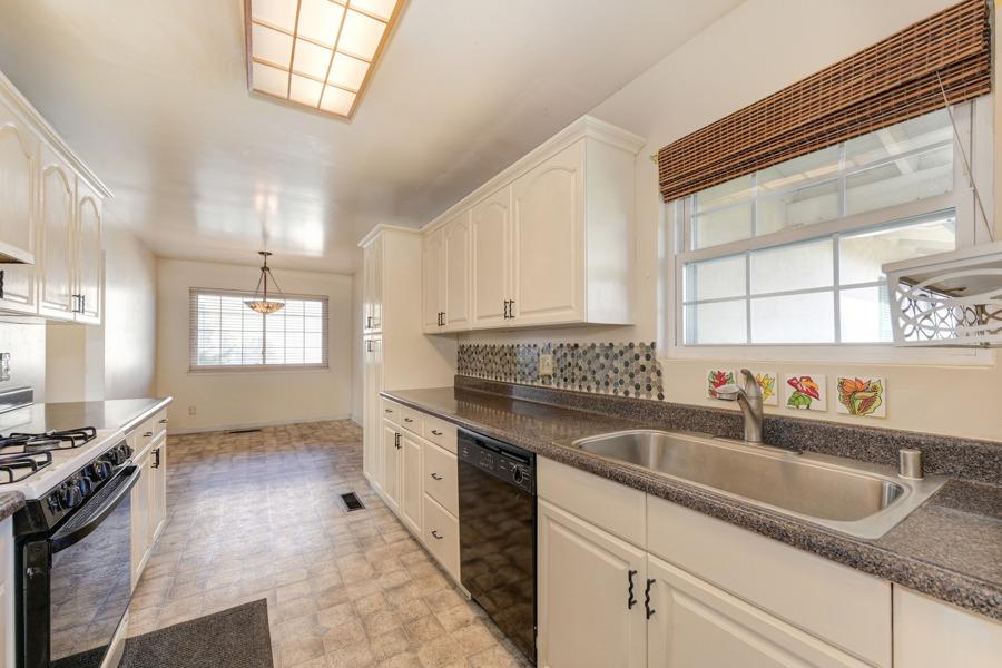 Detail Gallery Image 2 of 37 For 6908 Chevy Chase Way, Sacramento,  CA 95823 - 3 Beds | 2 Baths