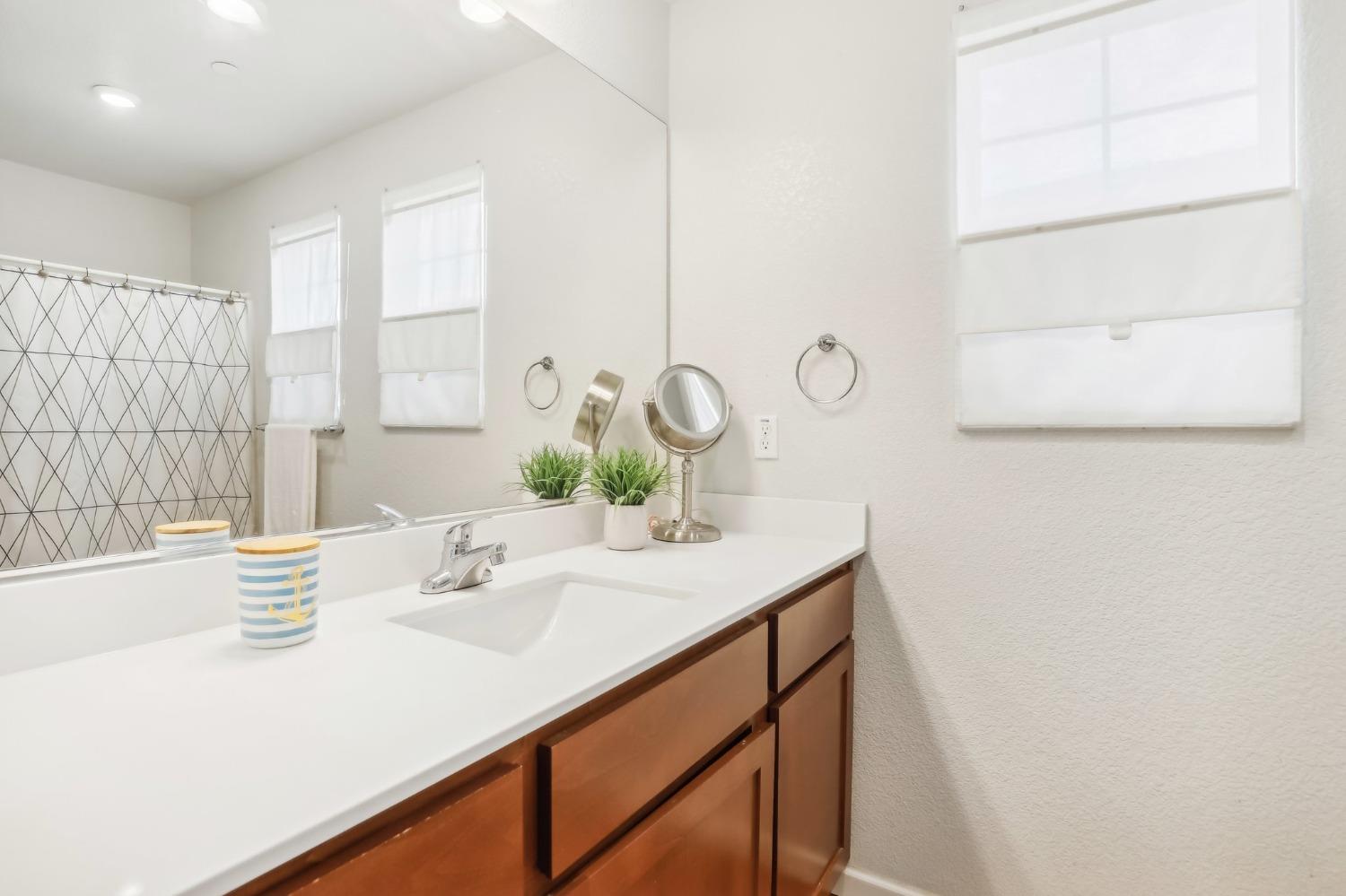 Detail Gallery Image 16 of 42 For 8161 Emmy Willow Ln, Sacramento,  CA 95828 - 4 Beds | 2/1 Baths