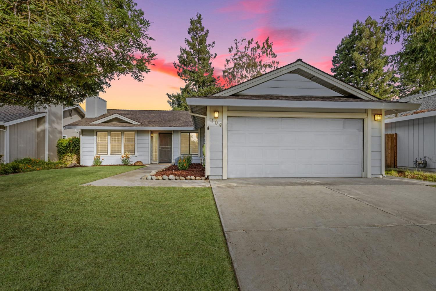 Detail Gallery Image 1 of 44 For 104 Blue Water Cir, Sacramento,  CA 95831 - 3 Beds | 2 Baths