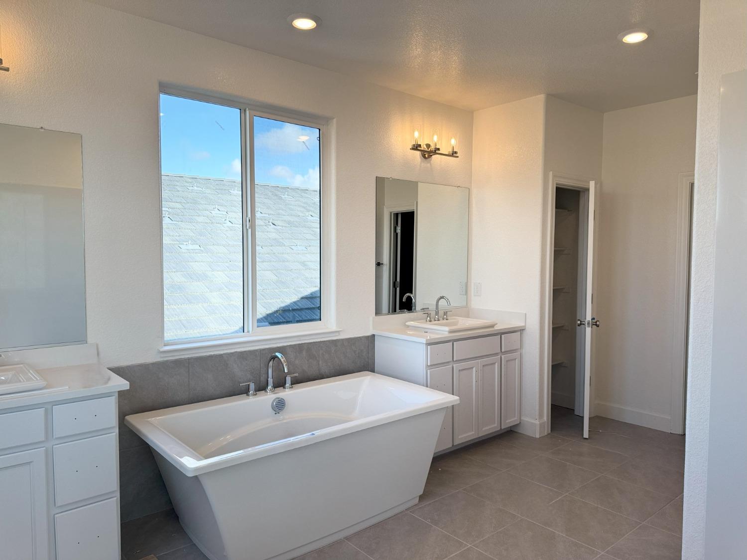 Detail Gallery Image 6 of 10 For 2096 Lazy Day Ln, Roseville,  CA 95747 - 5 Beds | 4/1 Baths