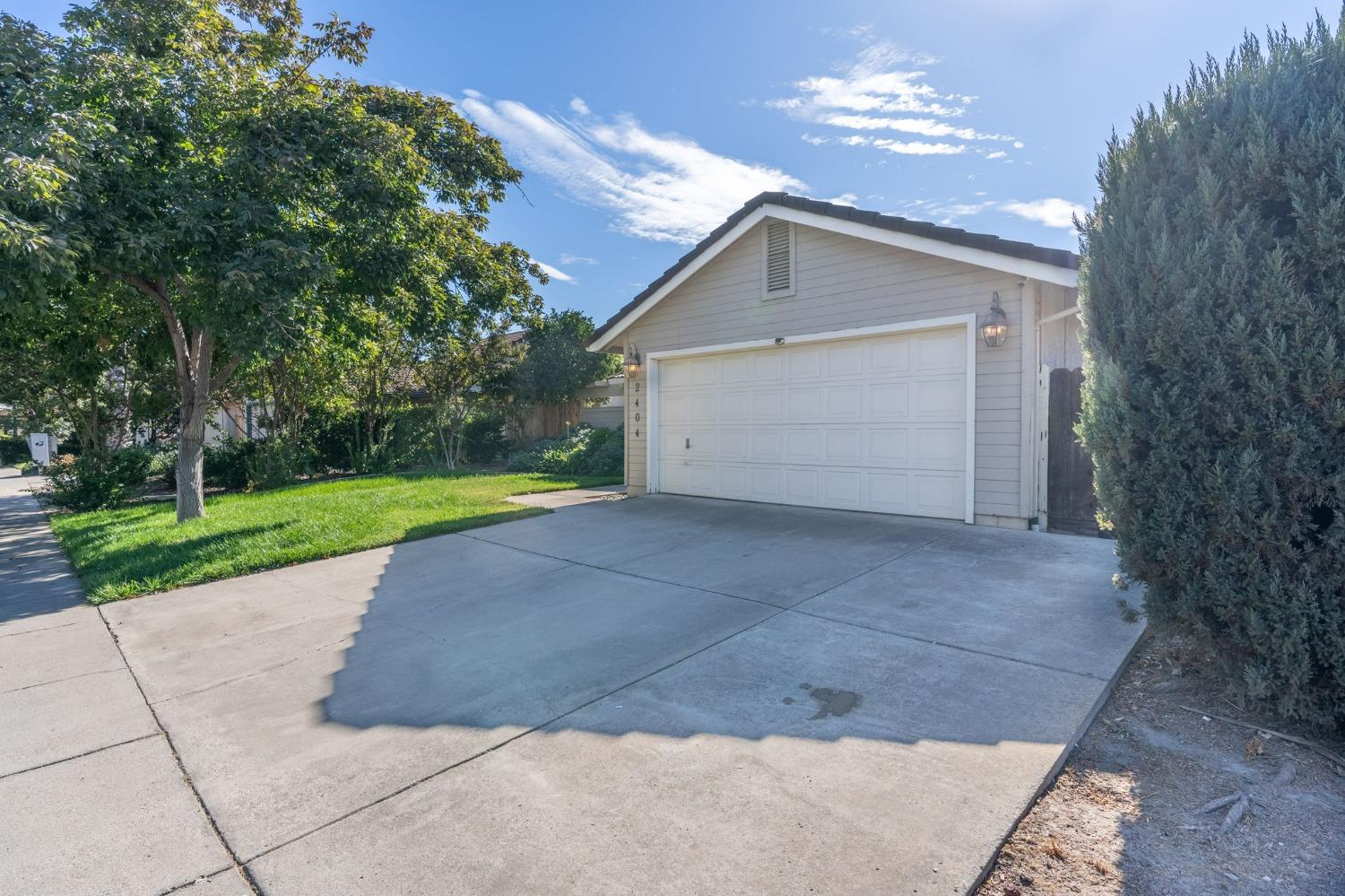 Detail Gallery Image 3 of 29 For 2404 Southfork Ln, Modesto,  CA 95355 - 3 Beds | 2 Baths