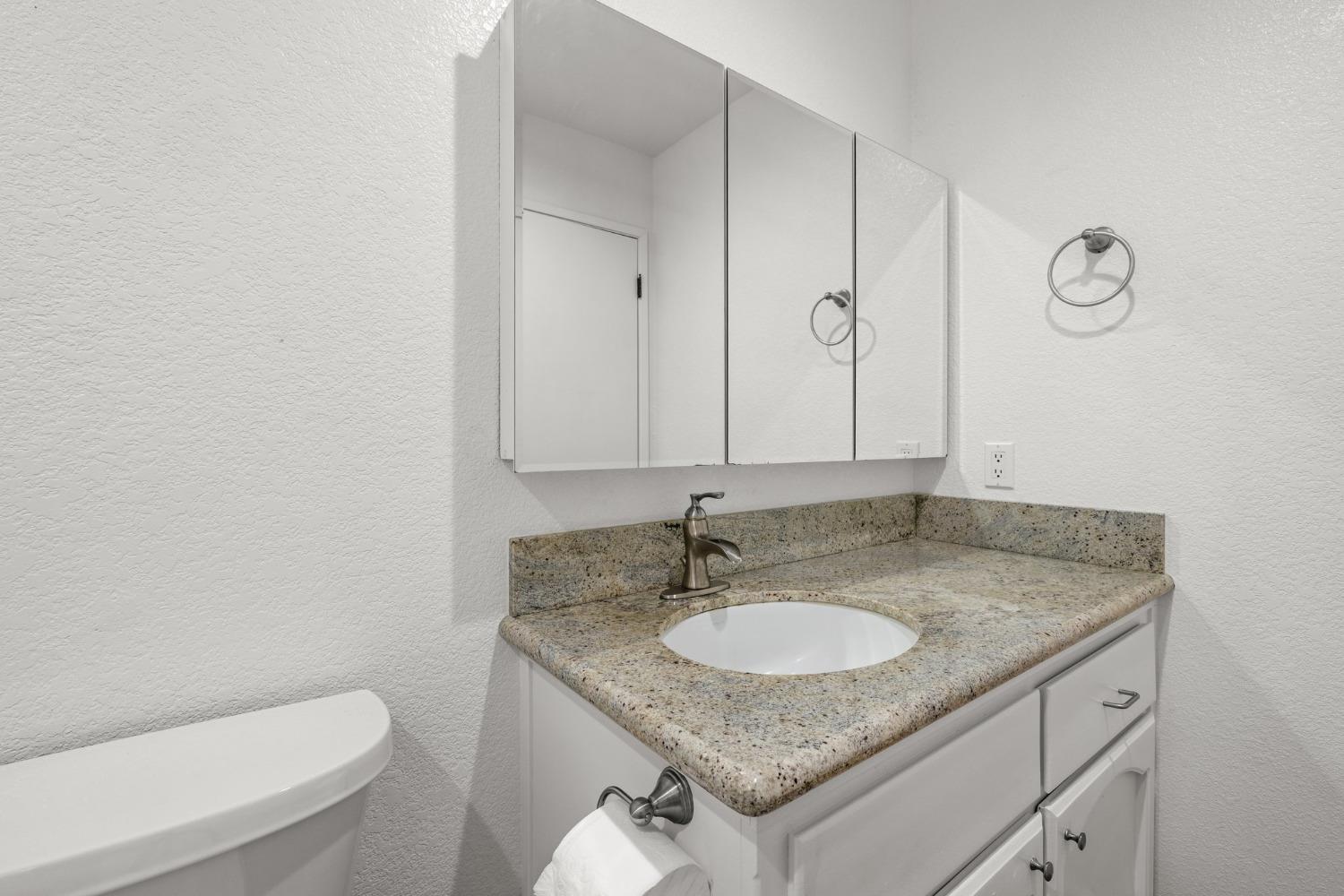 Detail Gallery Image 20 of 44 For 104 Blue Water Cir, Sacramento,  CA 95831 - 3 Beds | 2 Baths