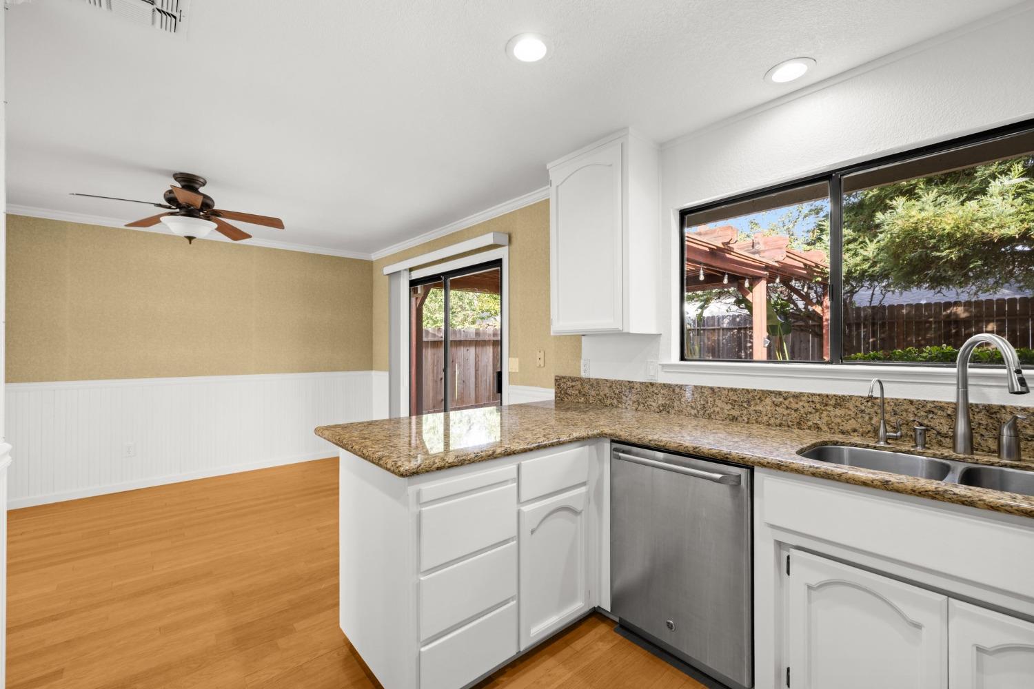 Detail Gallery Image 17 of 44 For 104 Blue Water Cir, Sacramento,  CA 95831 - 3 Beds | 2 Baths