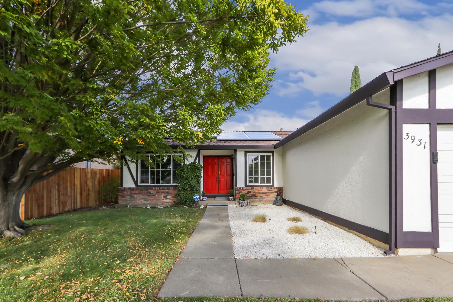 Detail Gallery Image 2 of 47 For 3931 Cottontail Way, Sacramento,  CA 95823 - 3 Beds | 2 Baths