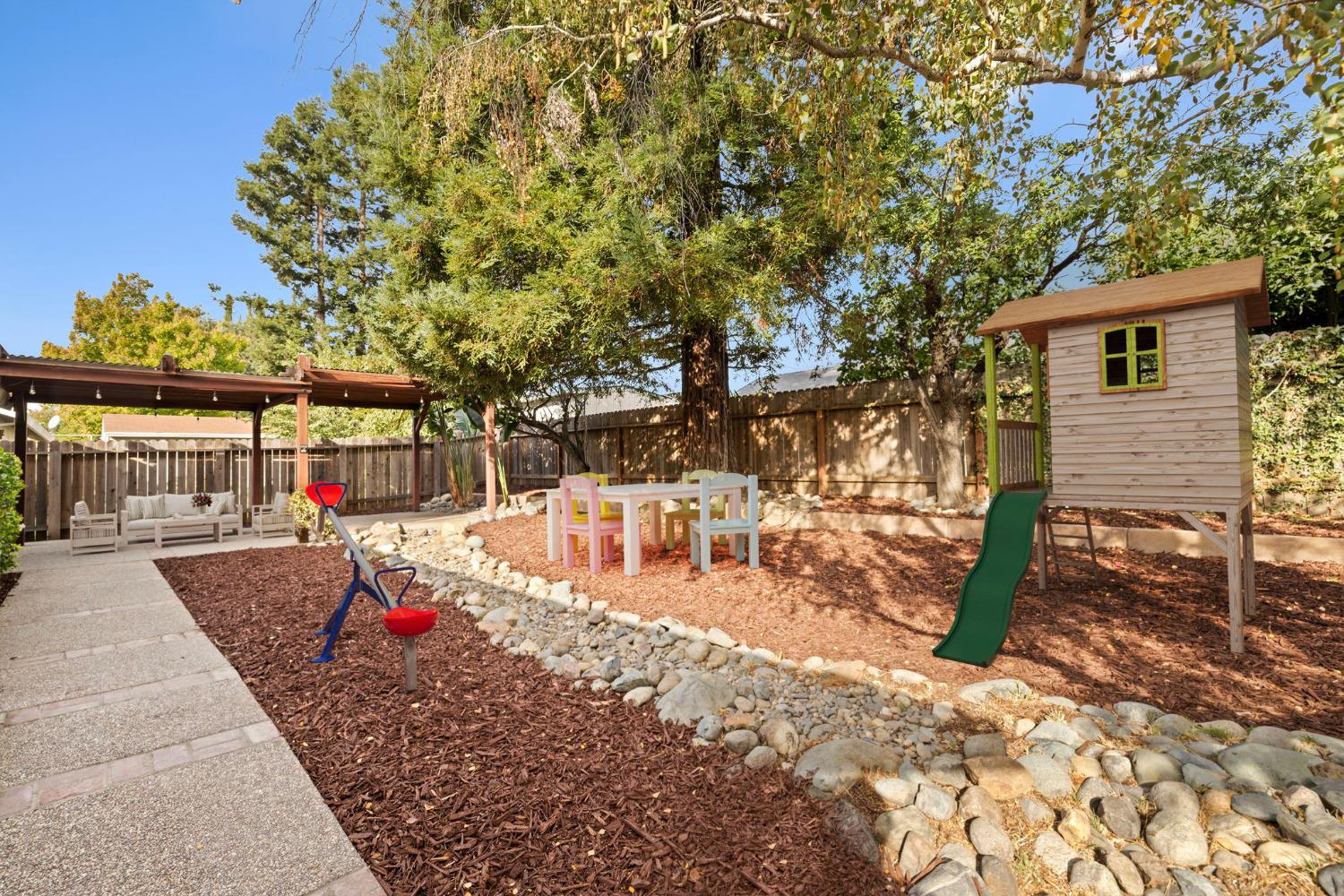 Detail Gallery Image 33 of 44 For 104 Blue Water Cir, Sacramento,  CA 95831 - 3 Beds | 2 Baths