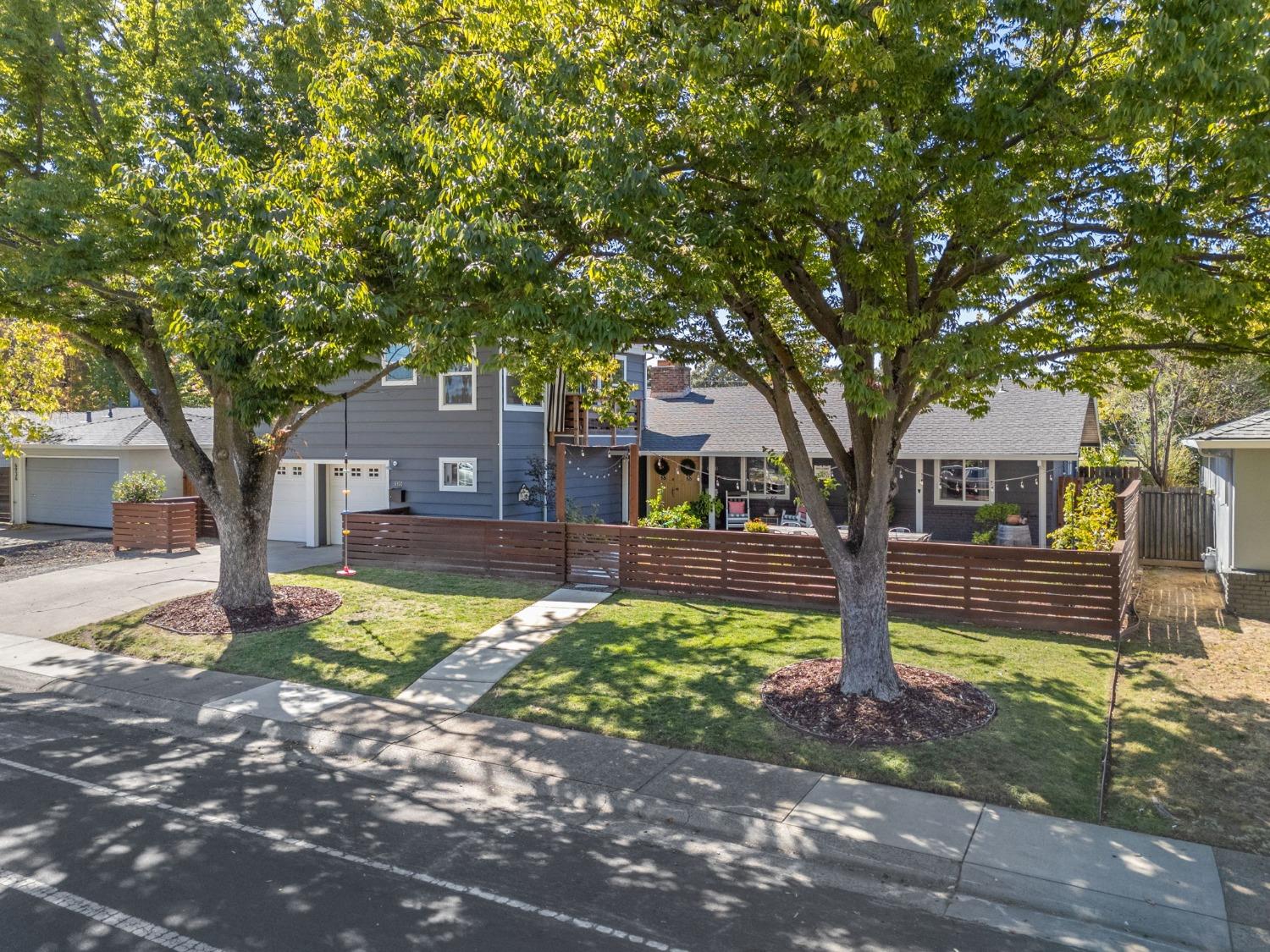 Detail Gallery Image 8 of 77 For 6930 S. Land Park Dr., Sacramento,  CA 95831 - 5 Beds | 3 Baths