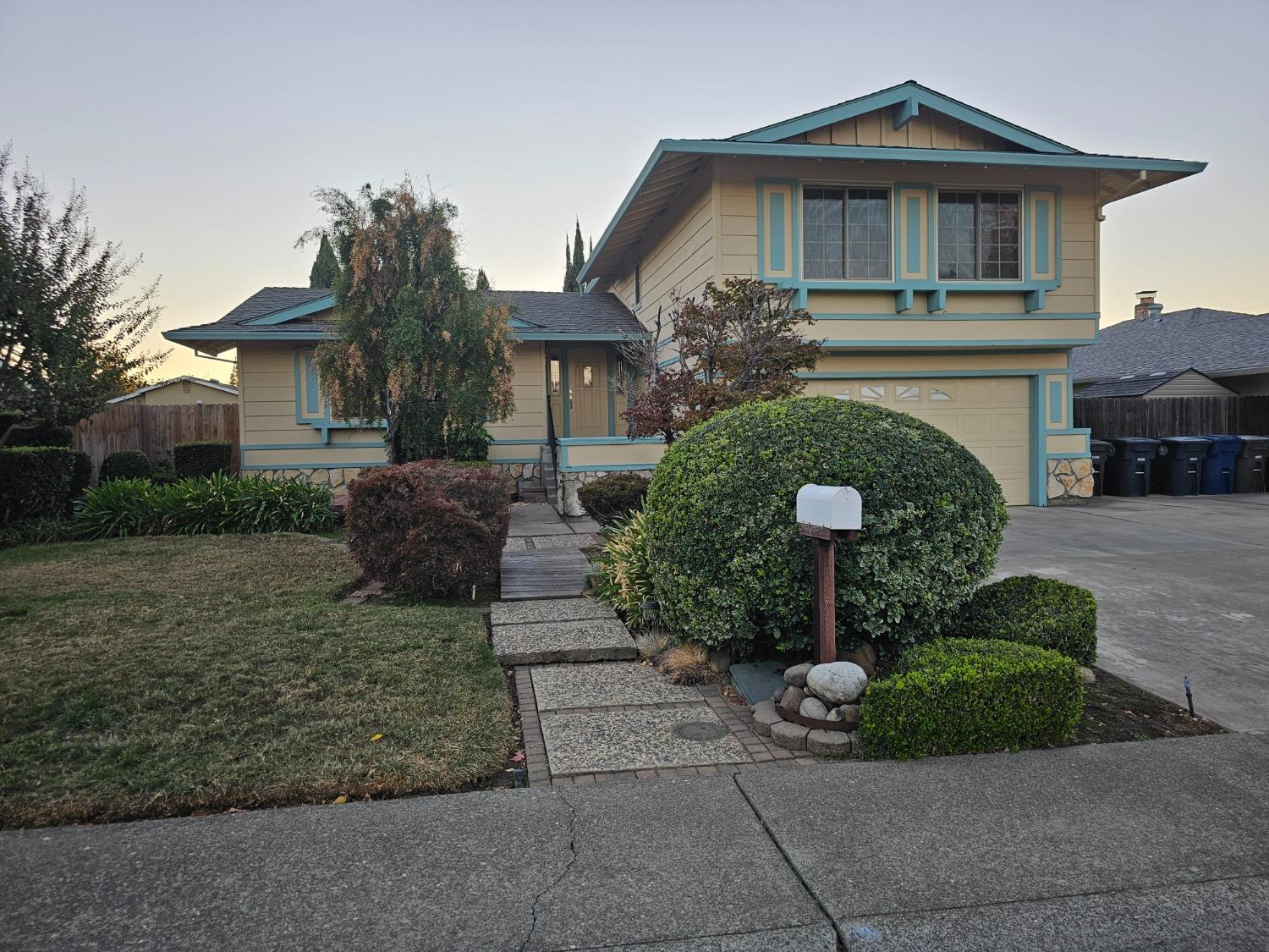 Detail Gallery Image 1 of 41 For 8005 Mesa Oak Way, Citrus Heights,  CA 95610 - 4 Beds | 2/1 Baths