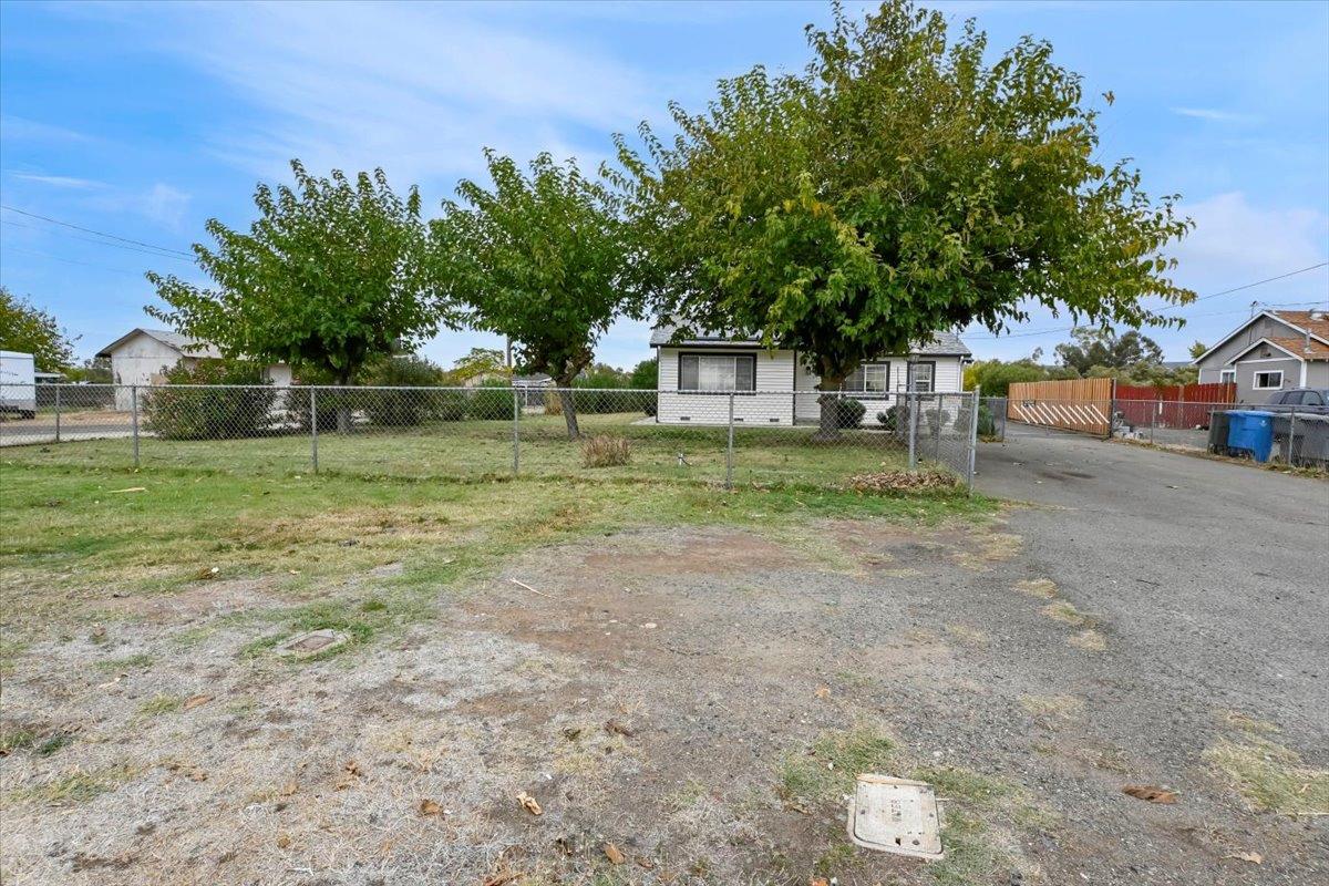 Detail Gallery Image 3 of 41 For 1960 Bluffs Dr, Oroville,  CA 95965 - 3 Beds | 2/1 Baths