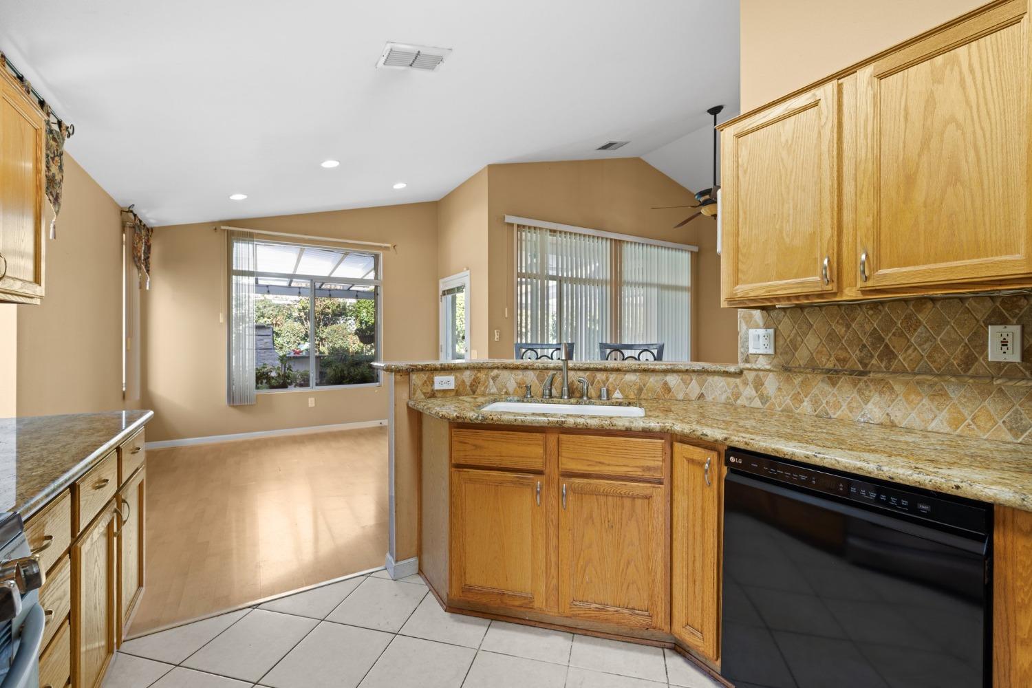 Detail Gallery Image 14 of 35 For 4834 Winter Haven Way, Roseville,  CA 95747 - 2 Beds | 2 Baths