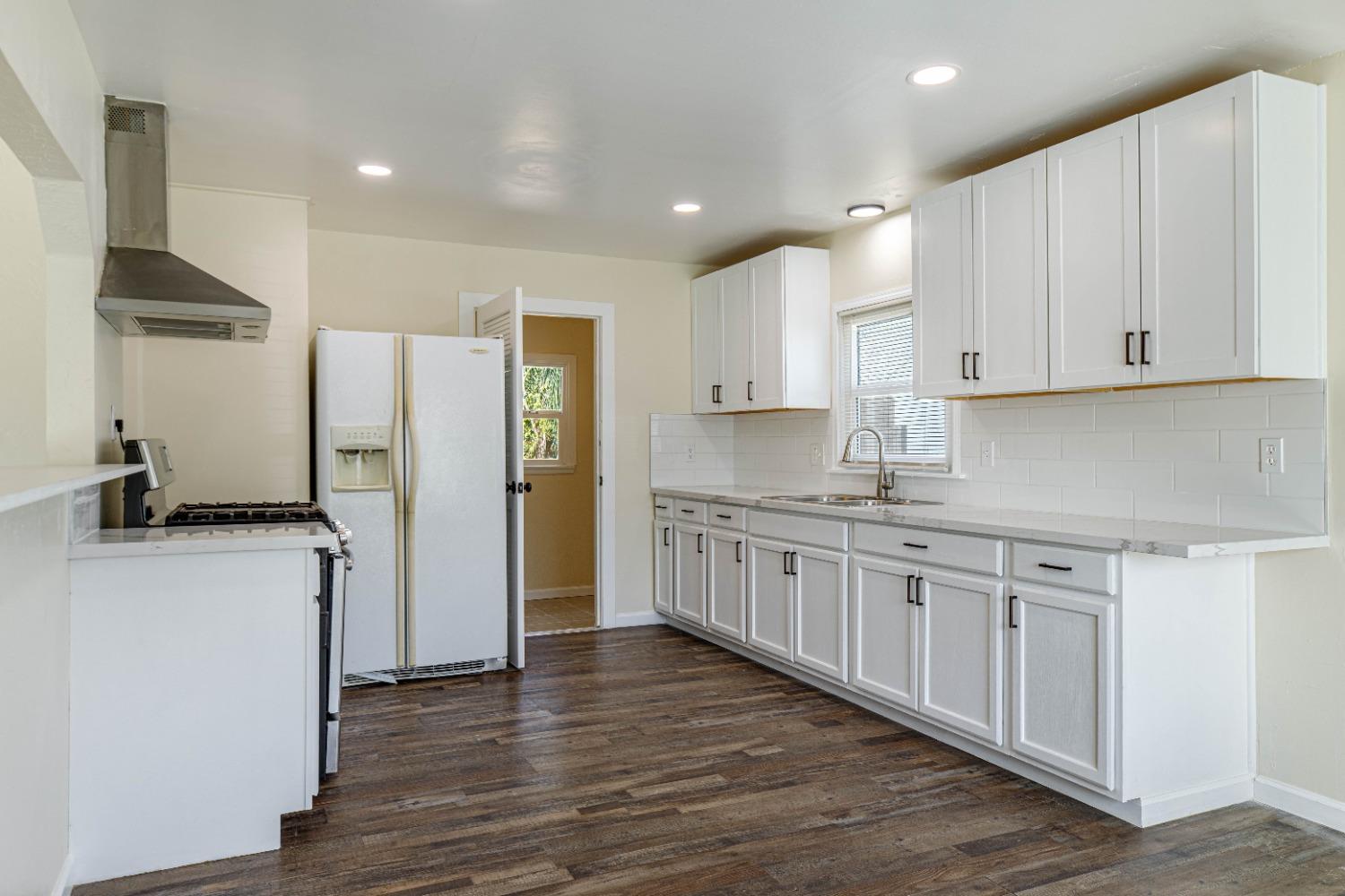 Detail Gallery Image 2 of 29 For 2525 Country Dr, Merced,  CA 95340 - 3 Beds | 1 Baths