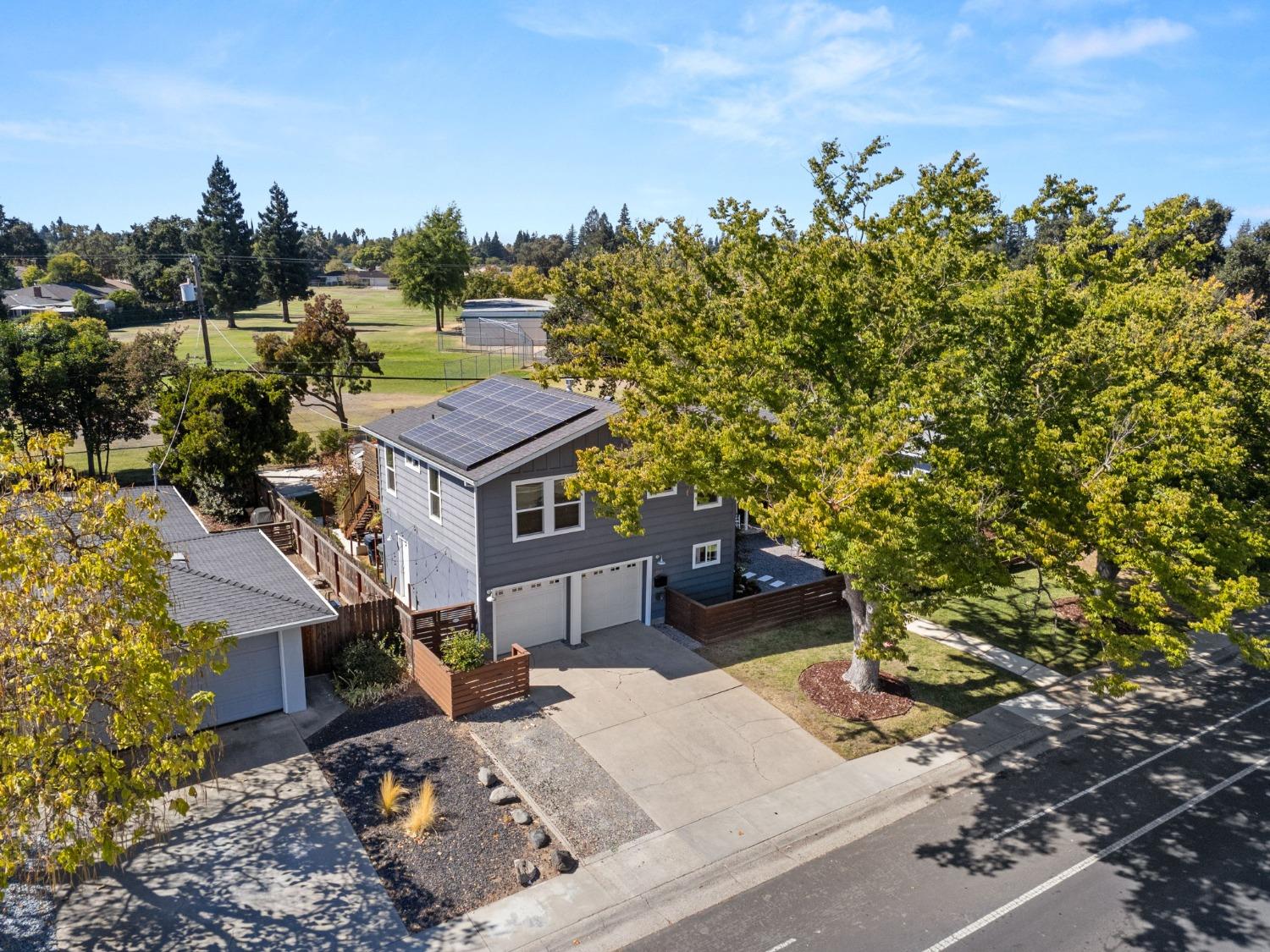 Detail Gallery Image 7 of 77 For 6930 S. Land Park Dr., Sacramento,  CA 95831 - 5 Beds | 3 Baths