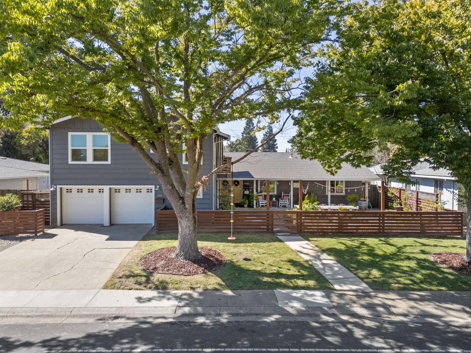 Detail Gallery Image 9 of 77 For 6930 S. Land Park Dr., Sacramento,  CA 95831 - 5 Beds | 3 Baths