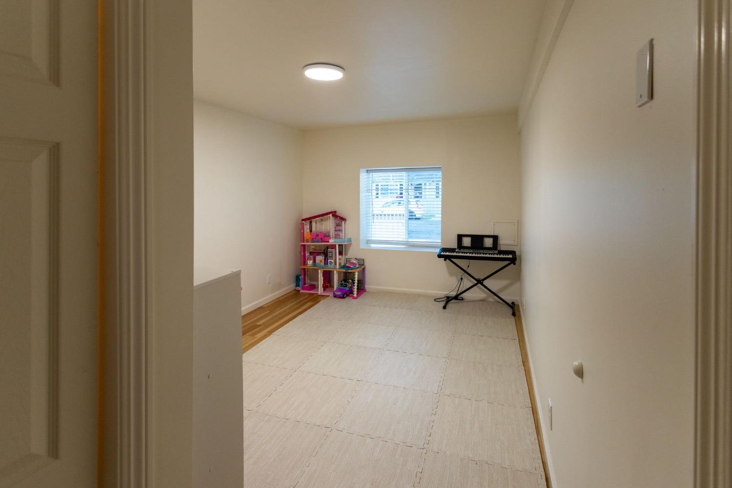 Detail Gallery Image 10 of 33 For 5121 Burlingame Ave, Richmond,  CA 94804 - 3 Beds | 1 Baths