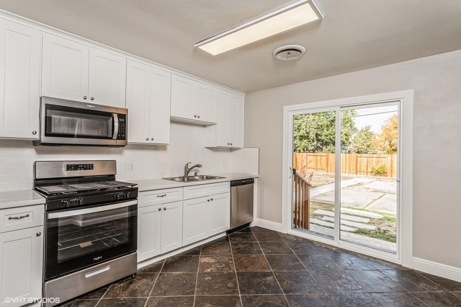 Detail Gallery Image 4 of 15 For 6321 33rd Ave, Sacramento,  CA 95824 - 2 Beds | 1 Baths