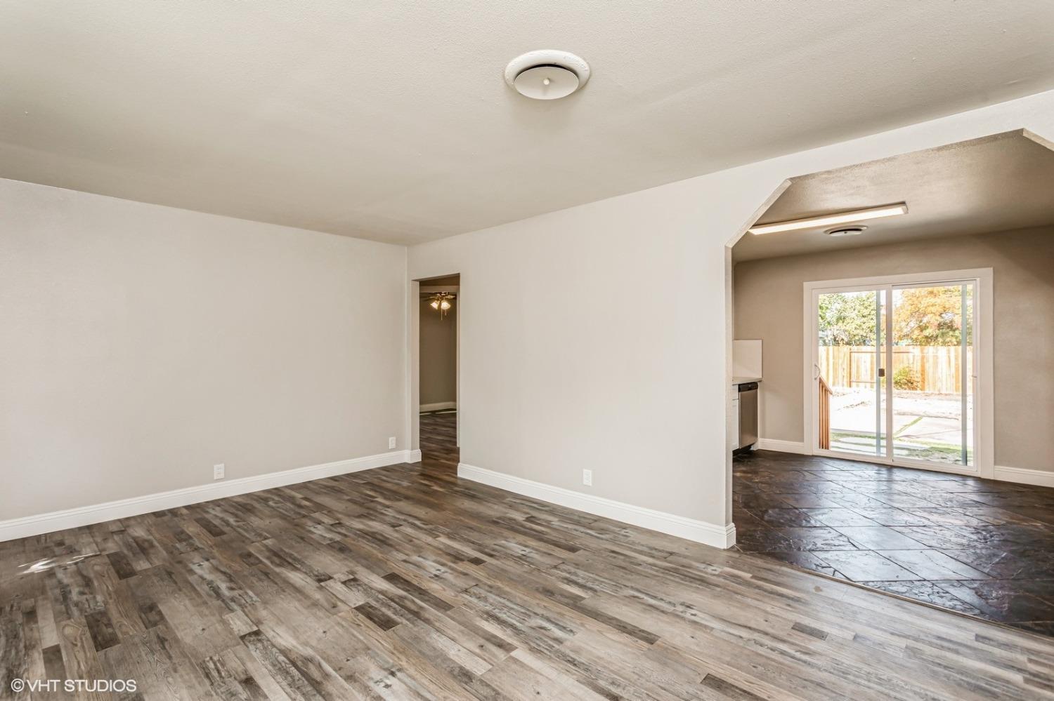 Detail Gallery Image 8 of 15 For 6321 33rd Ave, Sacramento,  CA 95824 - 2 Beds | 1 Baths