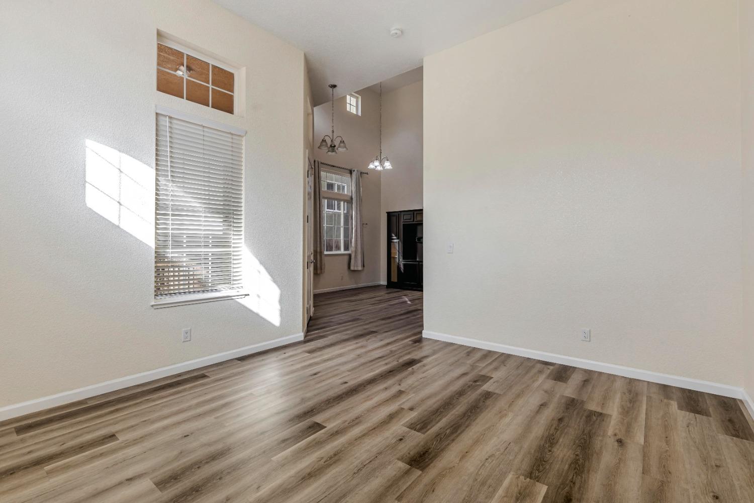 Detail Gallery Image 6 of 43 For 10391 Nations Cir, Stockton,  CA 95209 - 5 Beds | 3/1 Baths