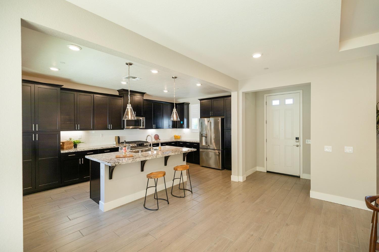 Detail Gallery Image 7 of 31 For 4425 Danube River Ln, Sacramento,  CA 95834 - 2 Beds | 2 Baths