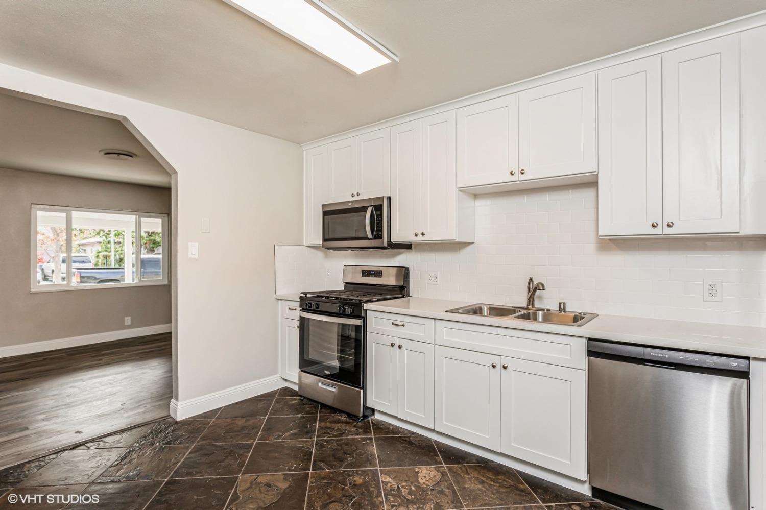 Detail Gallery Image 5 of 15 For 6321 33rd Ave, Sacramento,  CA 95824 - 2 Beds | 1 Baths