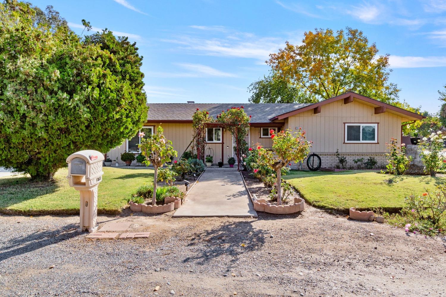 Cloverleaf Avenue, Madera, California image 1