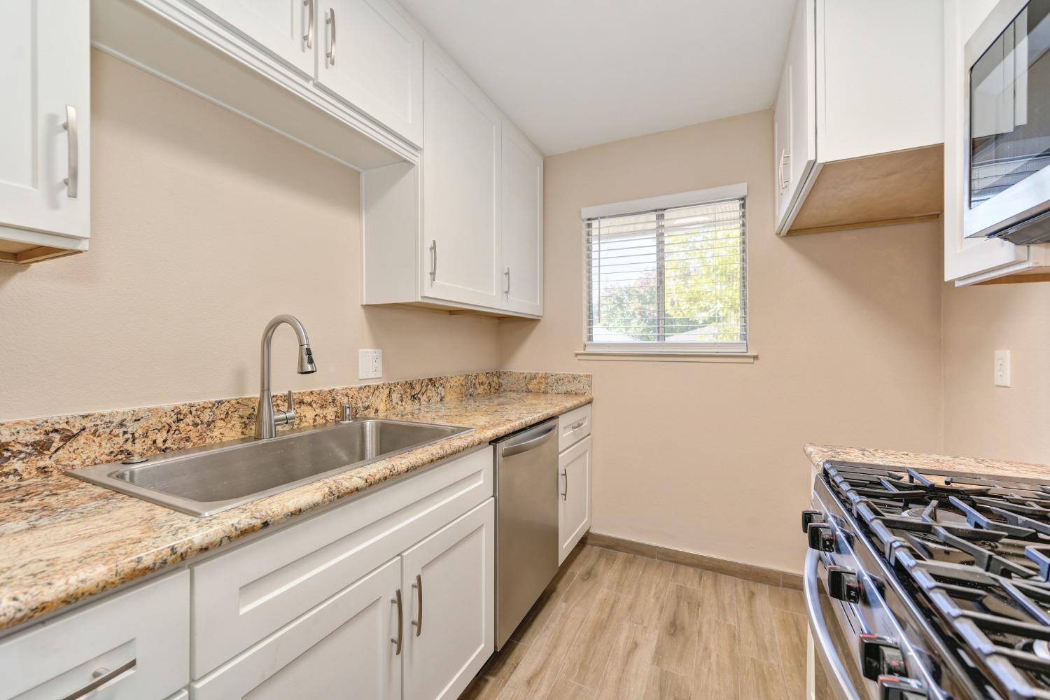 Detail Gallery Image 10 of 28 For 6229 Longford Dr #4,  Citrus Heights,  CA 95621 - 2 Beds | 1 Baths