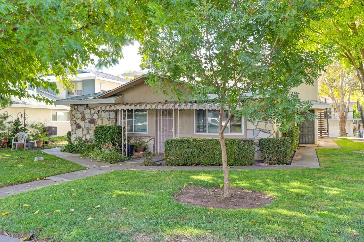 Detail Gallery Image 3 of 28 For 6229 Longford Dr #4,  Citrus Heights,  CA 95621 - 2 Beds | 1 Baths