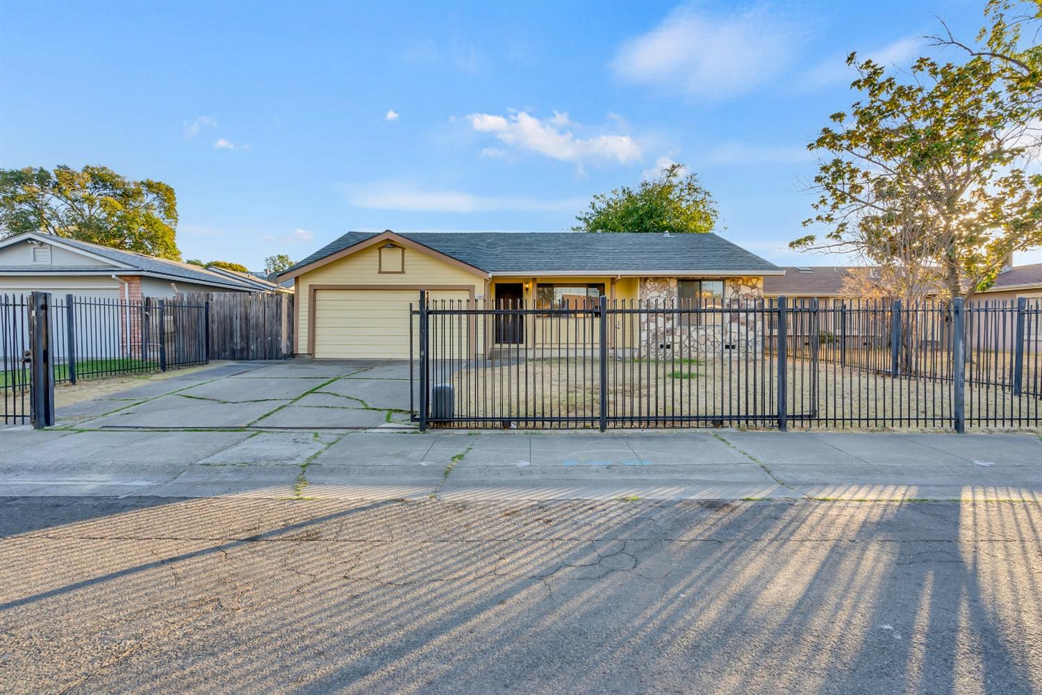 Detail Gallery Image 2 of 39 For 5764 Hollyhurst Way, Sacramento,  CA 95823 - 3 Beds | 2 Baths