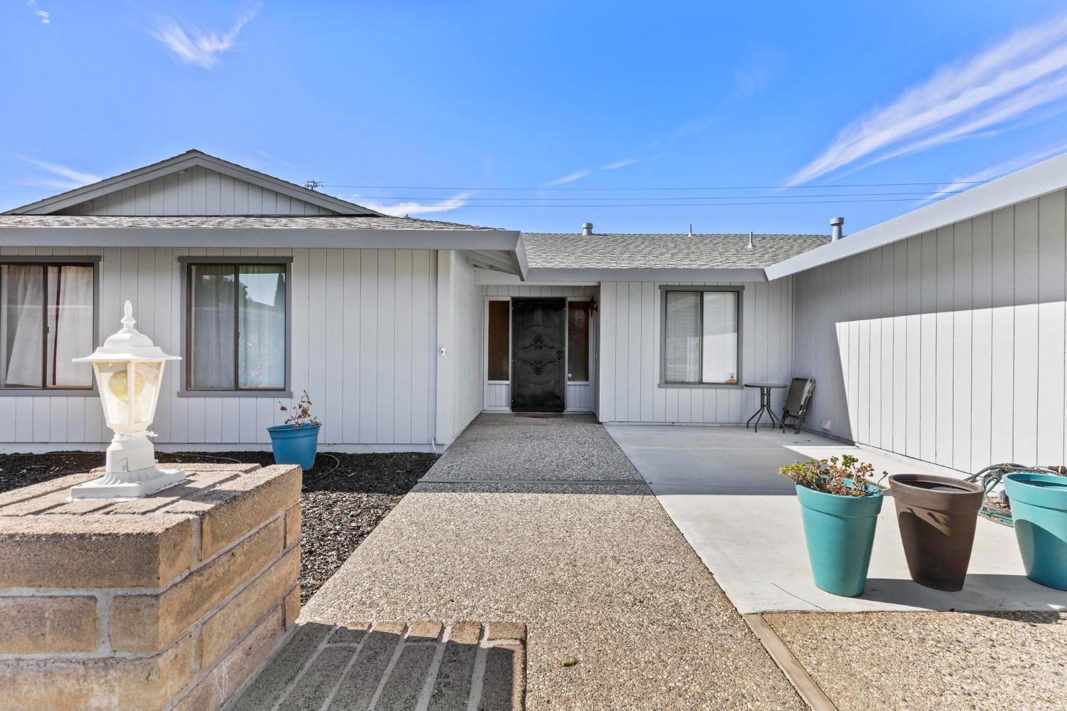 Detail Gallery Image 3 of 39 For 1590 Lisa Ct, Yuba City,  CA 95993 - 3 Beds | 2 Baths