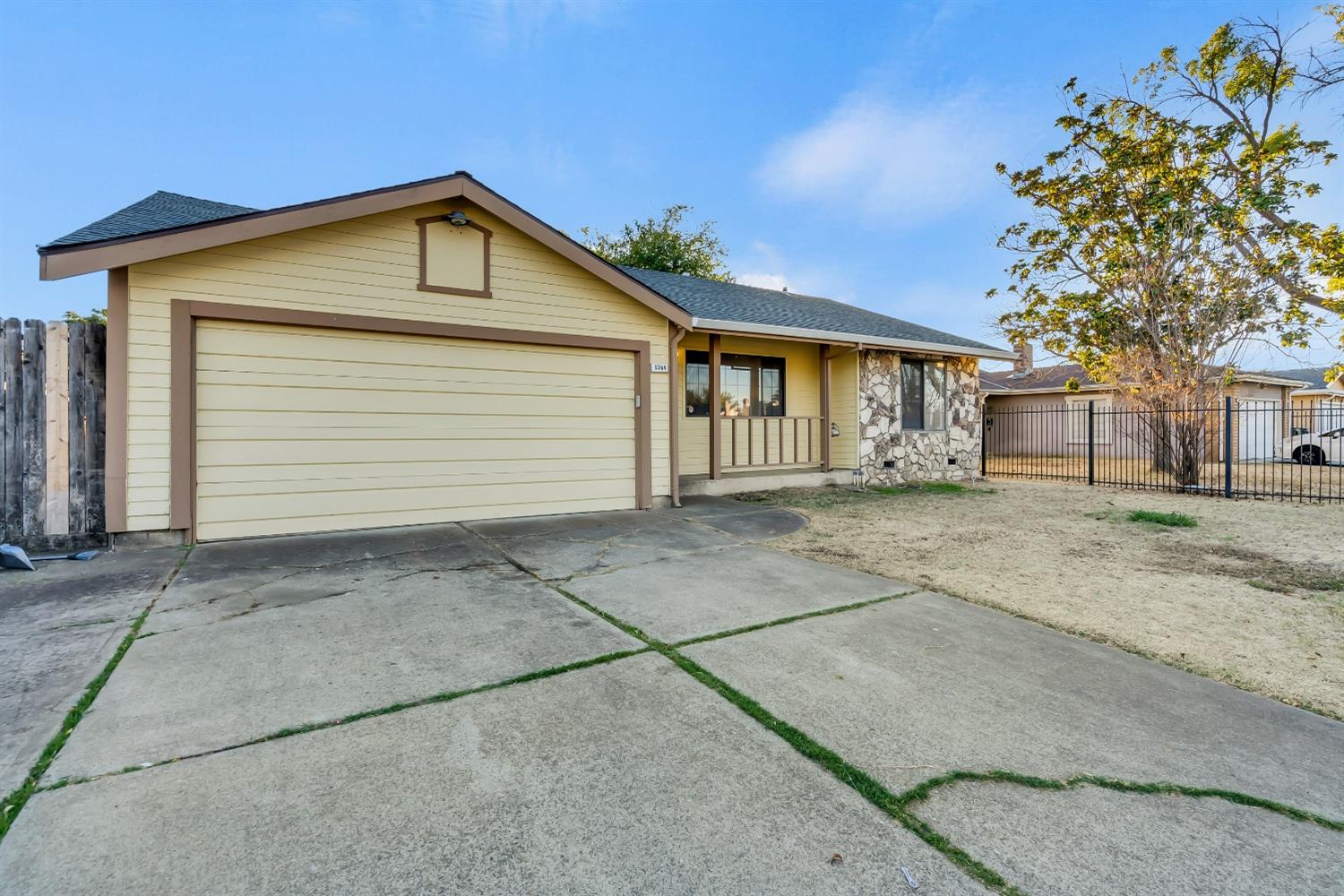 Detail Gallery Image 1 of 39 For 5764 Hollyhurst Way, Sacramento,  CA 95823 - 3 Beds | 2 Baths